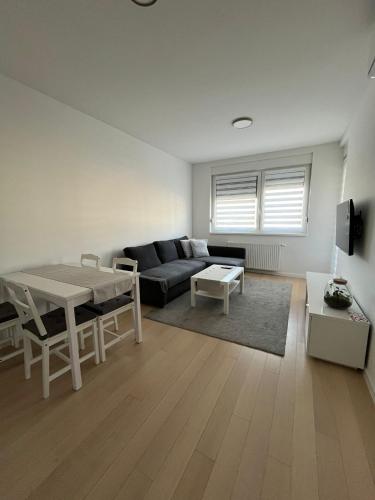 Ruang duduk di Apartman Nada