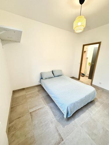 une chambre avec un lit dans une pièce dans l'établissement Charmant Appartement - Stationnement gratuit, à Nantes