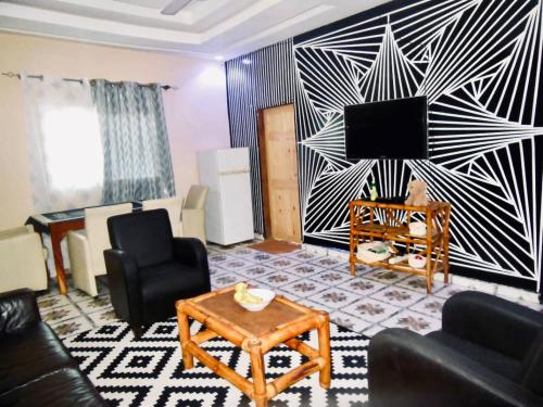 a living room with a couch and a tv on a wall at Ferienwohnung am Vogelschutzgebiet in Tanji