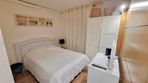 - une petite chambre avec un lit et un réfrigérateur dans l'établissement Apart Privé Parisien LA CASITA avec cuisine équipe -St charles - Near beaugrenelle -Tour Eiffel 75015 PARIS Bel emplacement !!, à Paris