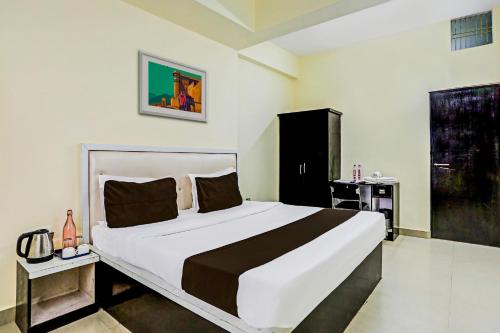 Postel nebo postele na pokoji v ubytování Super Hotel O Hyderabad Gate IIT BHU