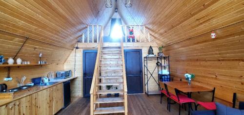 ein Baumhaus mit einer Leiter in der Mitte eines Raumes in der Unterkunft Mountain hut in Kazbegi in Kazbegi