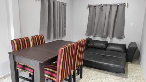 un soggiorno con un tavolo e un divano di shalom salomón- punta iglesia dúplex - cabañas a Paso de la Patria