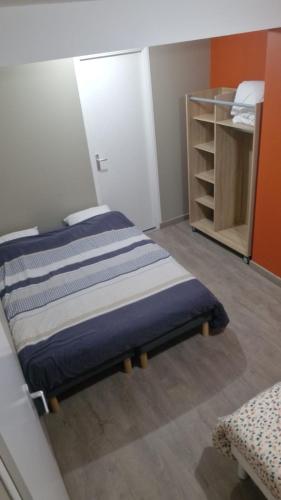 une chambre avec deux lits et un placard dans l'établissement Appartement 5 - Hyper centre - 1 à 4 personnes, à Douai