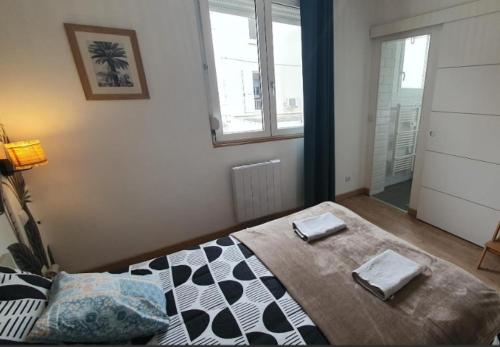une chambre avec un lit avec deux serviettes dessus dans l'établissement Superbe appartement rénové à 250m des remparts, à Avignon