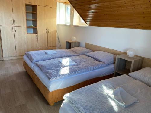Postel nebo postele na pokoji v ubytování Apartmán Hanka