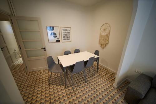 a dining room with a white table and chairs at Le Jardin Privé in Alger