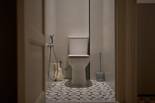 a bathroom with a toilet and a shower at Le Jardin Privé in Alger