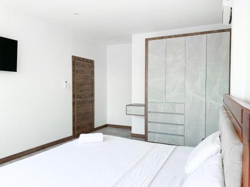 a bedroom with a bed and a sliding glass door at Lujosa y exclusiva casa en Salinas! Cerca de todo in Salinas