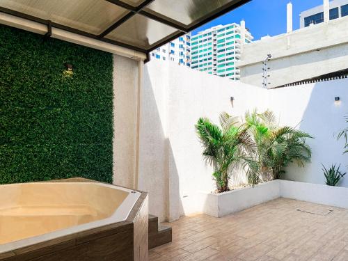 a bath tub in a room with a green wall at Lujosa y exclusiva casa en Salinas! Cerca de todo in Salinas