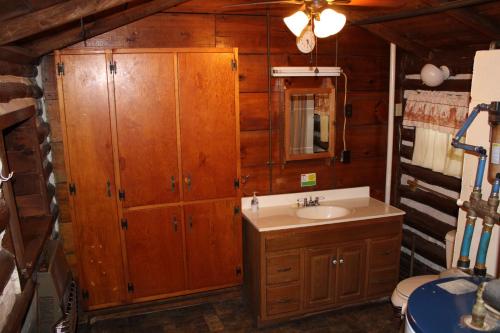 Ένα μπάνιο στο Hominy Ridge Cabins and Gift Shop