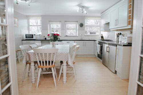 Una cocina o zona de cocina en Fossdale House, Simonstone, Nr Hawes