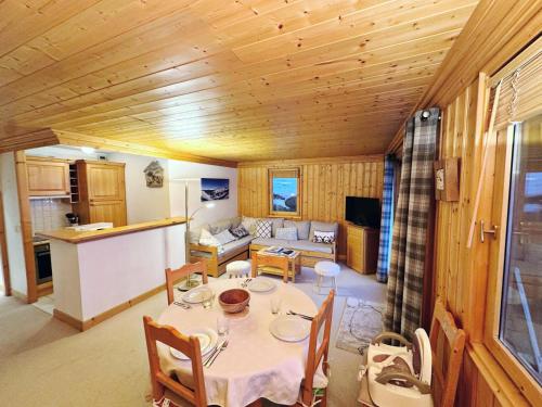 une cuisine et une salle à manger avec une table dans une pièce dans l'établissement Résidence Lachat - Bel appartement 3 pièces 5 personnes proche de Méribel centre MAE-0321, à Les Allues
