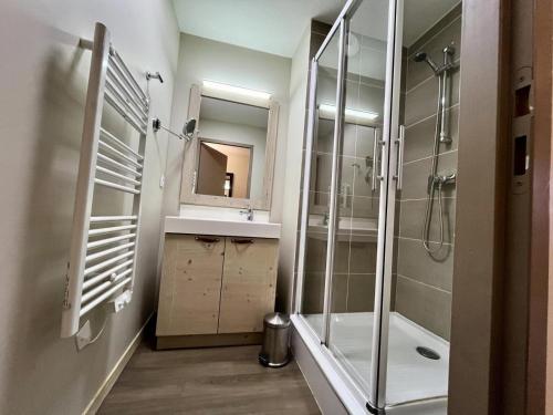 a bathroom with a shower and a sink at Résidence Le Panoramic - Appartement lumineux · Départ et retour skis aux pieds · Piscine · Parking inclus · Spa MAE-0351 in Magland