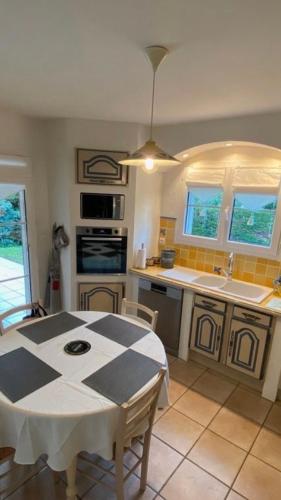 une cuisine avec une table noire et blanche dans une pièce dans l'établissement Trevo Maison confort, à Passy