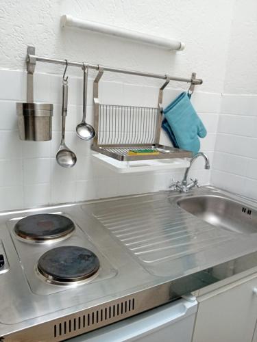 Cuisine ou kitchenette dans l'établissement Heart of Beauvais Airport 15 min by bus, Studio