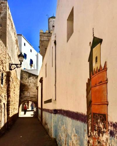 an alley in an old building with a tunnel at Riad Safi - maison historique in Safi