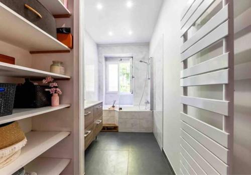 une salle de bain avec une douche à l'italienne et un lavabo dans l'établissement Serenity House - Maison 6 personnes - Villennes-sur-Seine, à Villennes-sur-Seine