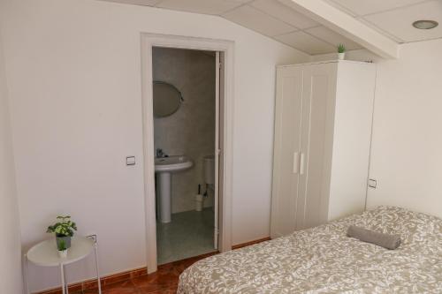 Ένα ή περισσότερα κρεβάτια σε δωμάτιο στο Beachfront Surf & Holiday House, Charming & Quiet