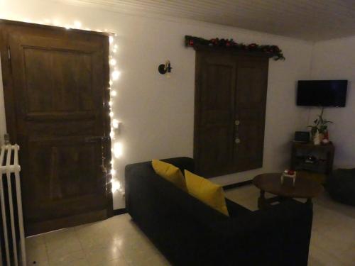 Una televisión o centro de entretenimiento en Gîte La Maison Jaune