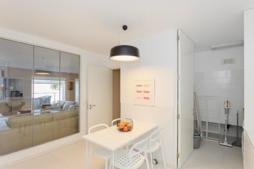 ein weißes Esszimmer mit einem weißen Tisch und Stühlen in der Unterkunft Local 167 - Oporto View House in Vila Nova de Gaia