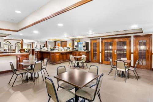 Comfort Suitesにあるレストランまたは飲食店