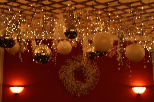a bunch of chandeliers hanging from a ceiling at Landgasthaus Hotel Wolters in Kerken