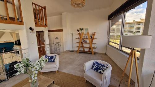 - un salon avec deux chaises et une fenêtre dans l'établissement Appartement familial - 4 chambres - très grande terrasse - à 2 pas de la mer, à La Londe-les-Maures
