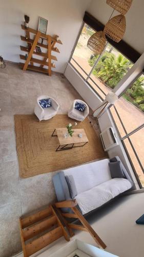 une vue aérienne d'un salon avec un canapé et une table dans l'établissement Appartement familial - 4 chambres - très grande terrasse - à 2 pas de la mer, à La Londe-les-Maures