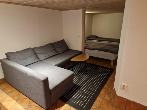 Posezení v ubytování Egen källarlägenhet i Växjö C