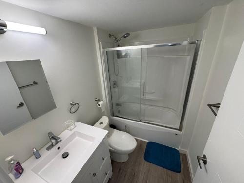 Ένα μπάνιο στο Luxury 2 Bedroom Basement Suite