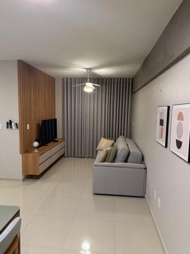 Μια τηλεόραση ή/και κέντρο ψυχαγωγίας στο Apartamento Amplo e Confortável em Condomínio Familiar, 3 Quartos Sendo 1 Suíte com Lazer de Clube