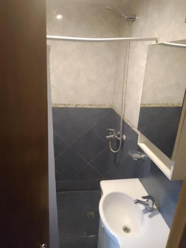 a bathroom with a sink and a shower with a mirror at Sosiego Patagonico dpto A in Perito Moreno