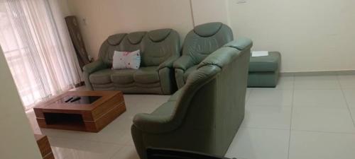 a living room with a couch and a coffee table at Se LOGER in Noflaye