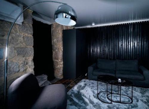 un salon avec un canapé et une table dans l'établissement Nissa la Bella, à Nice