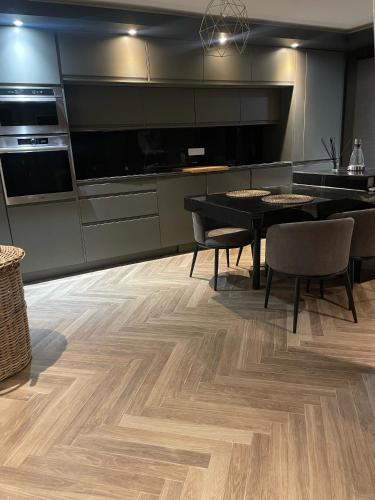 - une cuisine avec une table, des chaises et un comptoir dans l'établissement Nissa la Bella, à Nice