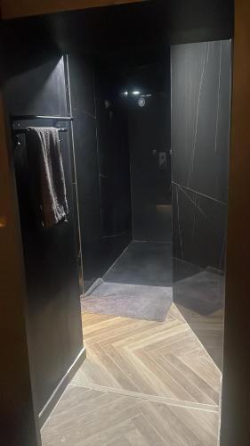 une salle de bain avec une douche avec une porte vitrée dans l'établissement Nissa la Bella, à Nice