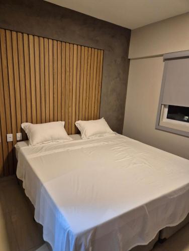 a bedroom with a large bed with white sheets at Apartamento Amplo e Confortável em Condomínio Familiar, 3 Quartos Sendo 1 Suíte com Lazer de Clube in Belém