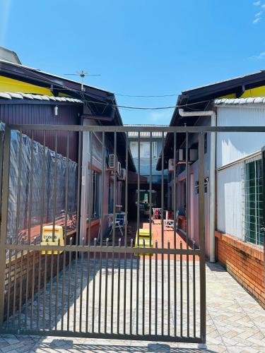 a gate in front of a building with a train at Kitnet Centro Atlântida Sul in Xangri-lá