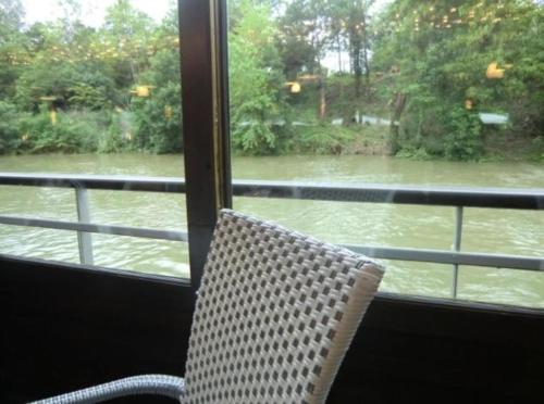 a chair in front of a window with a view of a river at Issy Citea Access dayuse Room - Work and Day Rest Timeshare -- 2 min tram - Formule Temps Partagé -- Navette ile d'Issy Avenue Paris 92320 espace nuit in Issy-les-Moulineaux