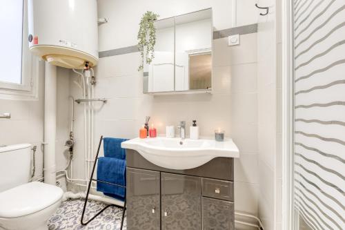 Le Zenith, le calme et l'élégance proche Paris et Stade de France في سان دوني: حمام مع حوض ومرحاض