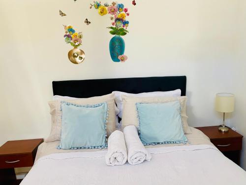 a bedroom with a bed with towels on it at La Palma in Viña del Mar