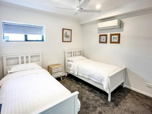 a bedroom with two beds and a window at Williamstown Townhouse in Williamstown