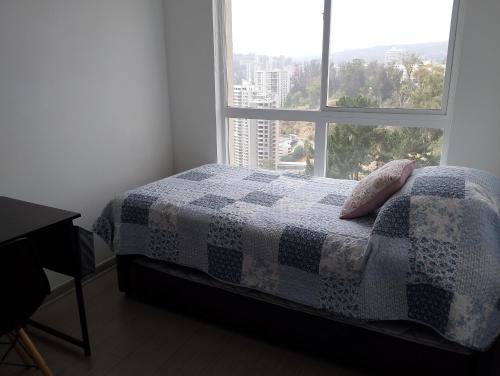 a bedroom with a bed and a window at Departamento 2 Dormitorios Valparaiso in Valparaíso