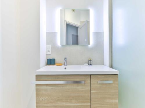 Bright, modern apartment- 14 arrd- Mobility lease