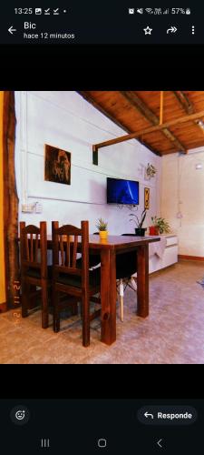 Un comedor con mesa y sillas en Departamento katzen, en Alta Gracia