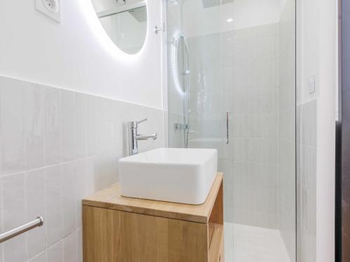 Ένα μπάνιο στο Spacious apartment 3BDR 6P - Neuilly sur Seine