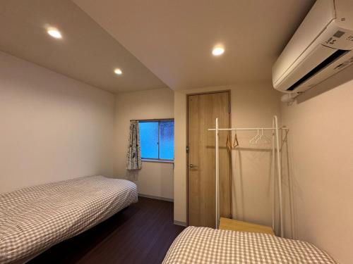 Giường trong phòng chung tại IROHA彩叶三室一厅独栋小楼民宿with direct access from Kansai Airport!