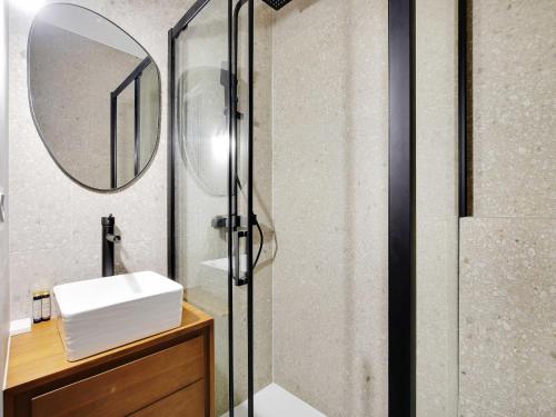 Ένα μπάνιο στο Very elegant apartment 3BDR 6P - Mairie de Neuilly