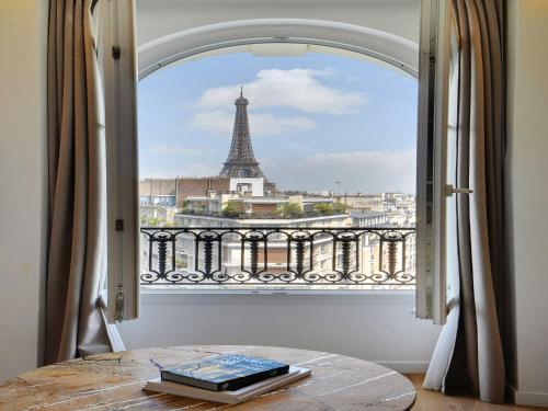 Modern Apt -1BR 4P - View Eiffel Tower Passy